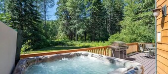 Amazing riverfront cabin! 8 person Hot Tub, 20 min to Stevens and Leavenworth!
