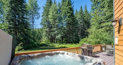 Amazing riverfront cabin! 8 person Hot Tub, 20 min to Stevens and Leavenworth!