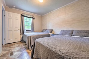 2 bedrooms, travel cot, Internet, bed sheets - Pet-Friendly Cassoplis Cabin, Close to Parks! (Cassopolis)