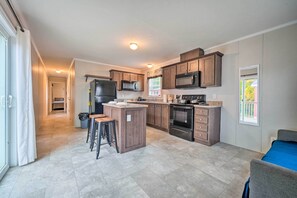 Réfrigérateur, micro-ondes, plaque de cuisson, cafetière/bouilloire