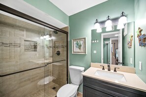 Dusche, Haartrockner, Handtücher, Seife