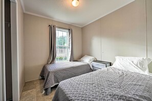 2 bedrooms, desk, travel crib, free internet - Cassopolis Cabin, Little Fish Lake On-Site! (Cassopolis)