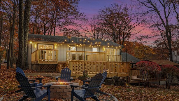 A cabin with a deck and outdoor seating area. - Heart of Pocono Mountains - Huge Yard - Game Rm <10 min to Kalahari & Casino (Mount Pocono)