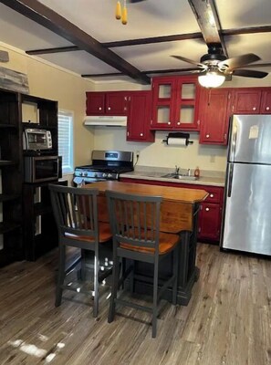 Frigorifero, microonde, forno, piano cottura