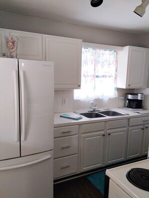 Réfrigérateur, four à micro-ondes, un four, surface de cuisson