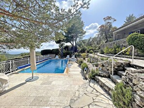 Een buitenzwembad en een verwarmd zwembad