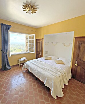 3 slaapkamers, een kluis op de kamer, een strijkplank/strijkijzer