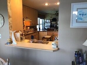 Comedor y isla de cocina 