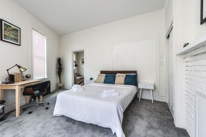 2 habitaciones, caja de seguridad en la habitación y escritorio 