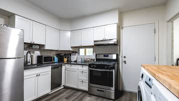 Køleskab, mikrobølgeovn, ovn, kogeplade