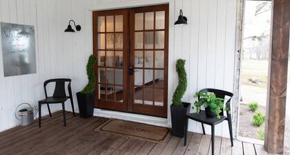 Charming 3/2 Farmhouse Near Fixer Upper and Gathering Oaks