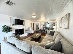 Smart TV, fireplace - Charming 3/2 Farmhouse Near Fixer Upper and Gathering Oaks (Crawford)