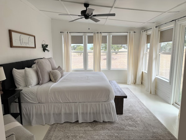 3 bedrooms, WiFi, bed sheets - Charming 3/2 Farmhouse Near Fixer Upper and Gathering Oaks (Crawford)