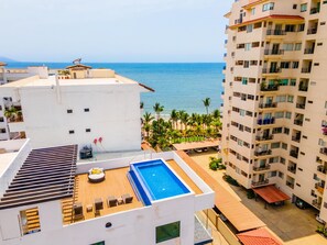 Utendørsbasseng og et oppvarmet basseng