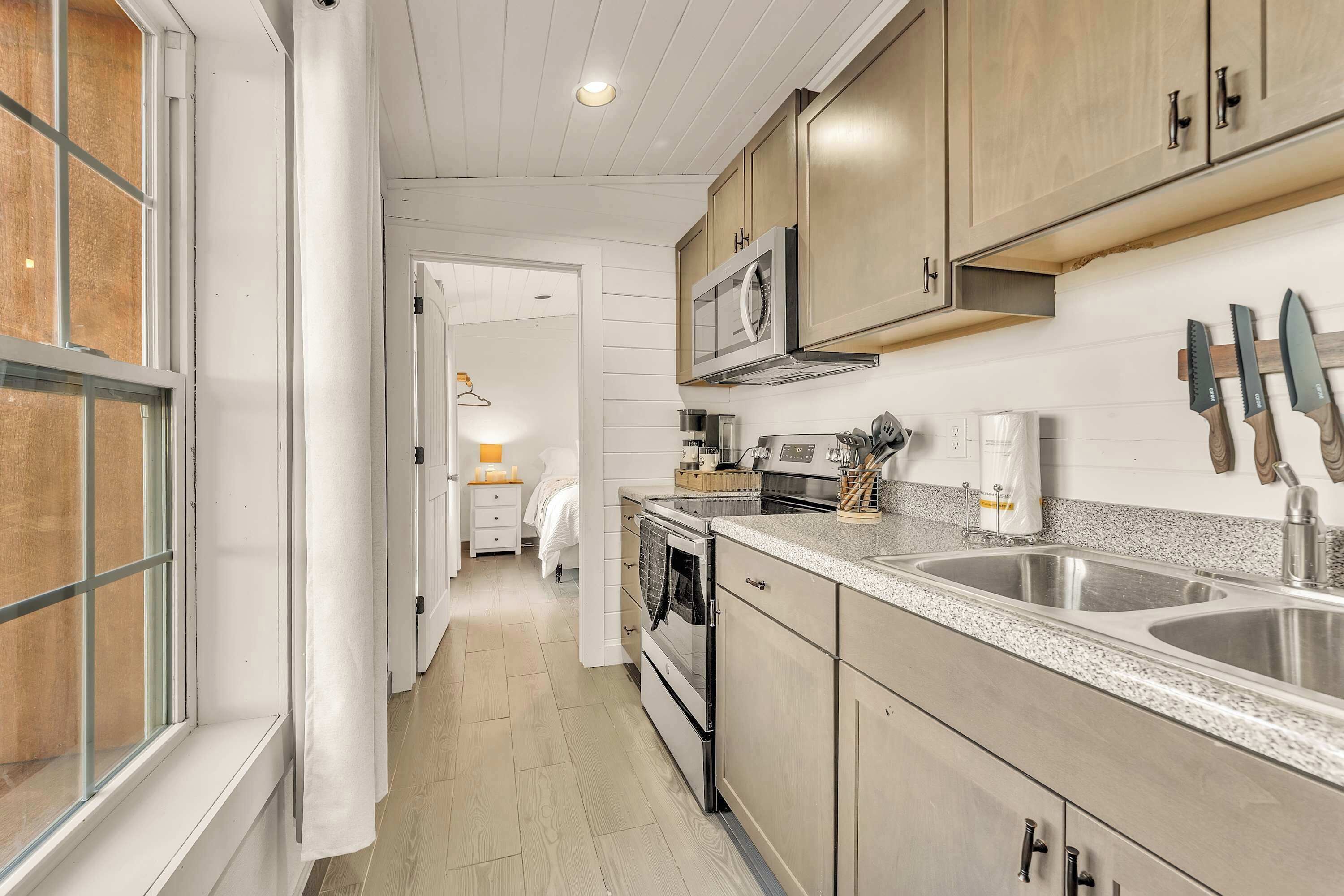 Geladeira, micro-ondas, fogão, cooktop