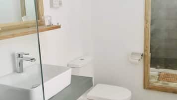 Douche, sèche-cheveux, serviettes fournies, savon