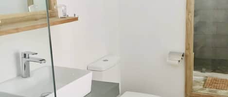 Douche, sĂšche-cheveux, serviettes fournies, savon