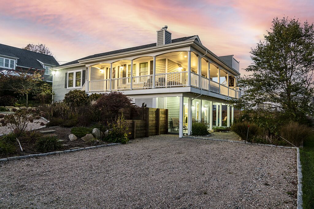 Narragansett! WALK to Scarborough BEACH, Central Air, Linens & Towels Incl!