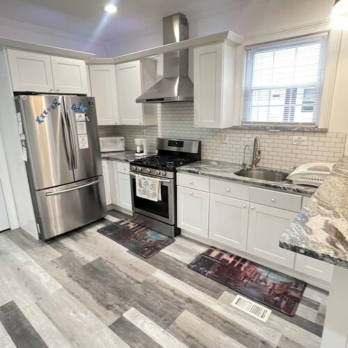 Beautiful Modern 3-bedroom apartment in an excellent location near train to NYC