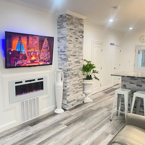 Beautiful Modern 3-bedroom apartment in an excellent location near train to NYC