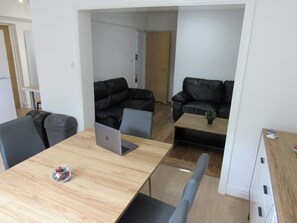 Living area - The Cambridge Suites -Tas Accommodations (Cambridge)