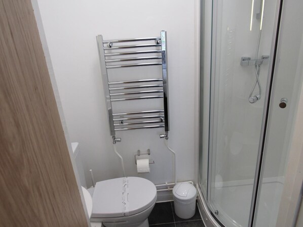 Bathroom - The Cambridge Suites -Tas Accommodations (Cambridge)