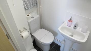 Standard Double Room | Bathroom | Shower, rainfall showerhead, free toiletries, hair dryer