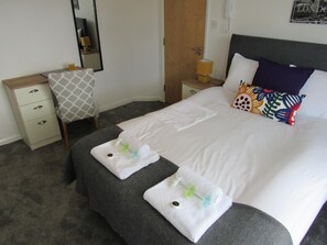 Standard Double Room | Egyptian cotton sheets, premium bedding, individually decorated - The Cambridge Suites -Tas Accommodations (Cambridge)