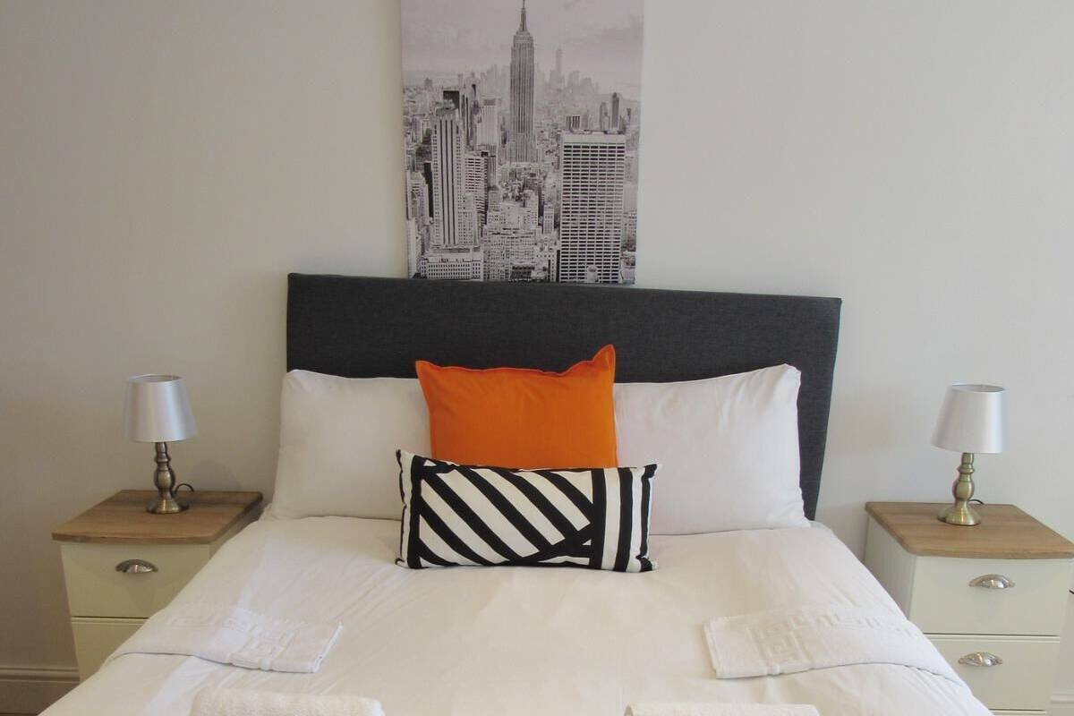 Family Room | Egyptian cotton sheets, premium bedding, desk, laptop workspace