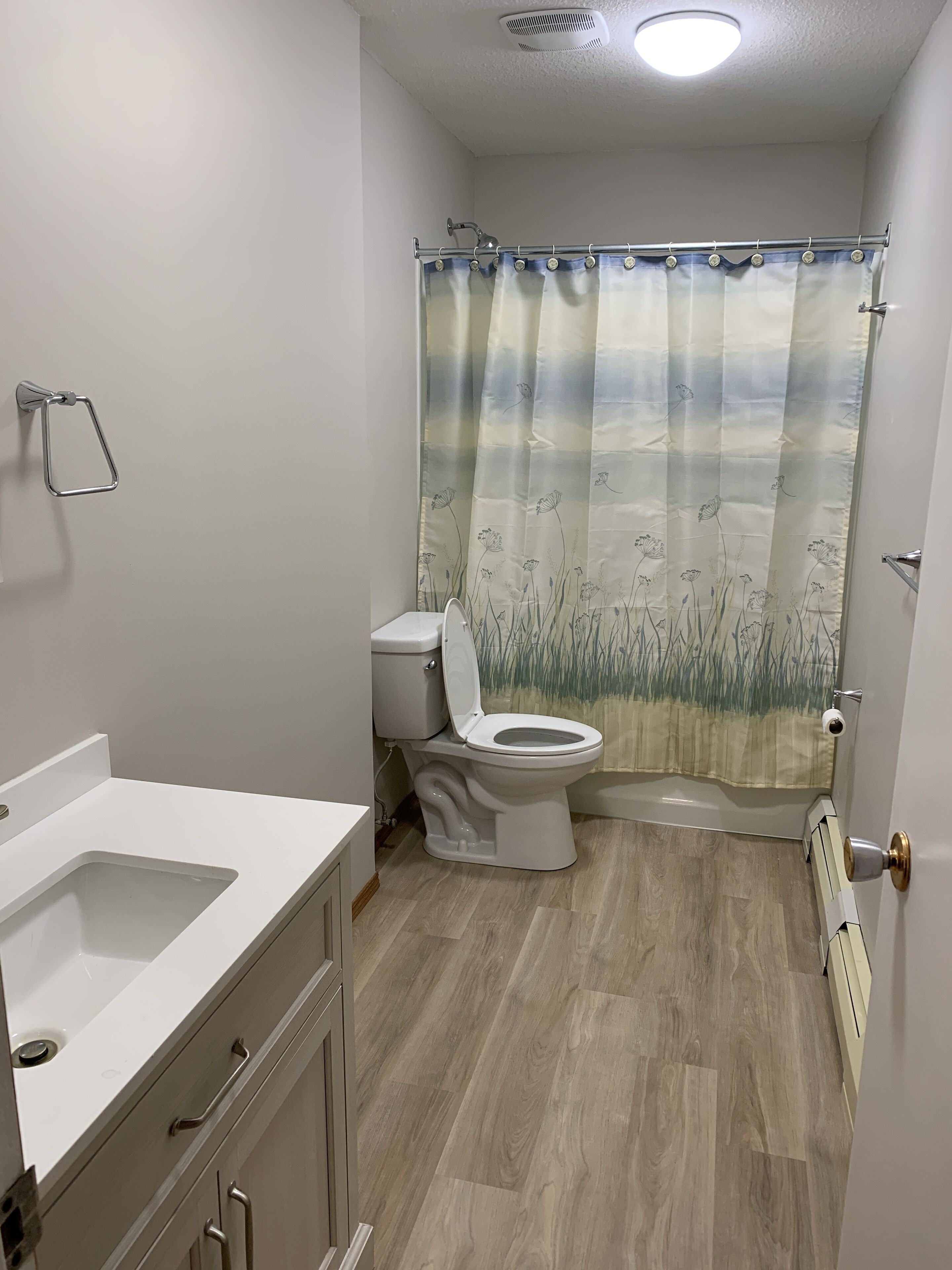 Combined shower/tub