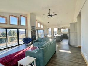 Smart TV, fireplace