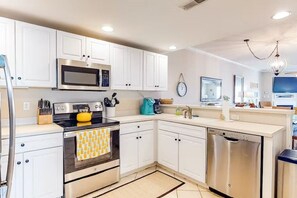 Fridge, microwave, oven, stovetop - ⭐️Penthouse Astoria 401 Roof Top Pool Gym Amazing Views⭐️ (Ocean City)