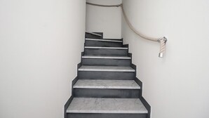 A staircase with marble steps and a rope barrier at the top. - Giuseppe Pastine 17 D - Santa Margherita Ligure (Santa Margherita Ligure)