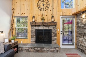 Casa, varias camas, patio, vista al jardín | Interior