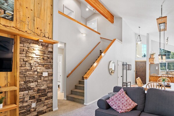 Casa, varias camas, patio, vista al jardín | Interior