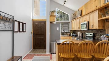 House, Multiple Beds, Patio, Garden View | Private kitchen | Fridge, microwave, oven, stovetop