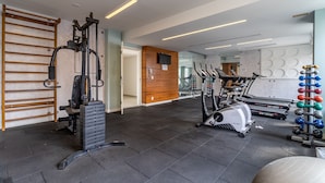 A gym with exercise equipment, a wooden wall, and a mirror. - Av0703 Studio Avanhandava (São Paulo)