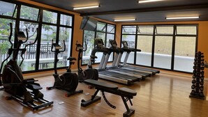 A gym with treadmills, stationary bikes, and a bench. - Ycp2101 in S o Paulo (São Paulo)