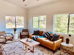 Living area - 45 Grasshopper Lane, Sedona · Red Rock Views, Hot Tub, New & Modern, Walk To All (Sedona)