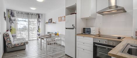 Een koelkast, een microgolfoven, een oven, een kookplaat