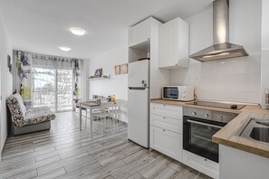 Fridge, microwave, oven, stovetop - Apartment in Playa de las Américas, 5 minutes from the beach (Playa de la Américas)