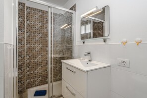 Bruser, hårtørrer, bidet, håndklæder