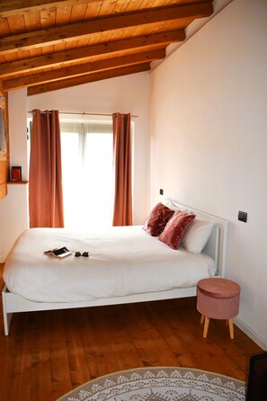 1 chambre, bureau, fer et planche à repasser, lit parapluie