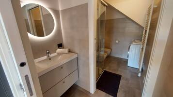 Douche, sĂšche-cheveux, bidet, serviettes fournies