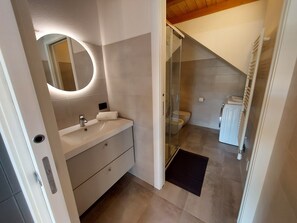 Bruser, hårtørrer, bidet, håndklæder