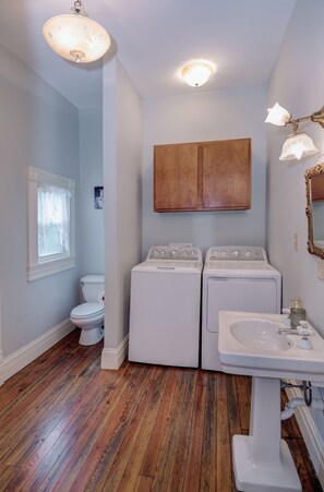 Combined shower/bathtub, hair dryer, towels, soap