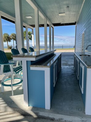Terrace/patio - Relax, Play, Fish, Crab - Birds, Beach and incredible Sunsets - Sleeps 10 to 11 (Galveston)
