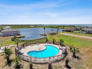 Outdoor pool - Relax, Play, Fish, Crab - Birds, Beach and incredible Sunsets - Sleeps 10 to 11 (Galveston)