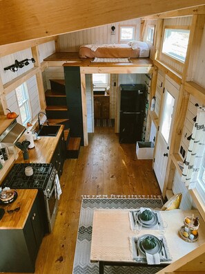 Fridge, oven, stovetop, coffee/tea maker - COZY PSU Rustic Tiny Home and Fishing Retreat (Petersburg)