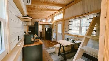 Fridge, oven, stovetop, coffee/tea maker